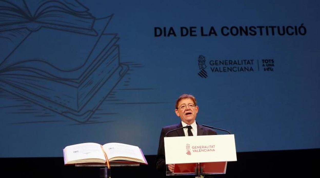 Ximo Puig pronunciando su discurso en el Día de la Constitución, ayer en Alicante