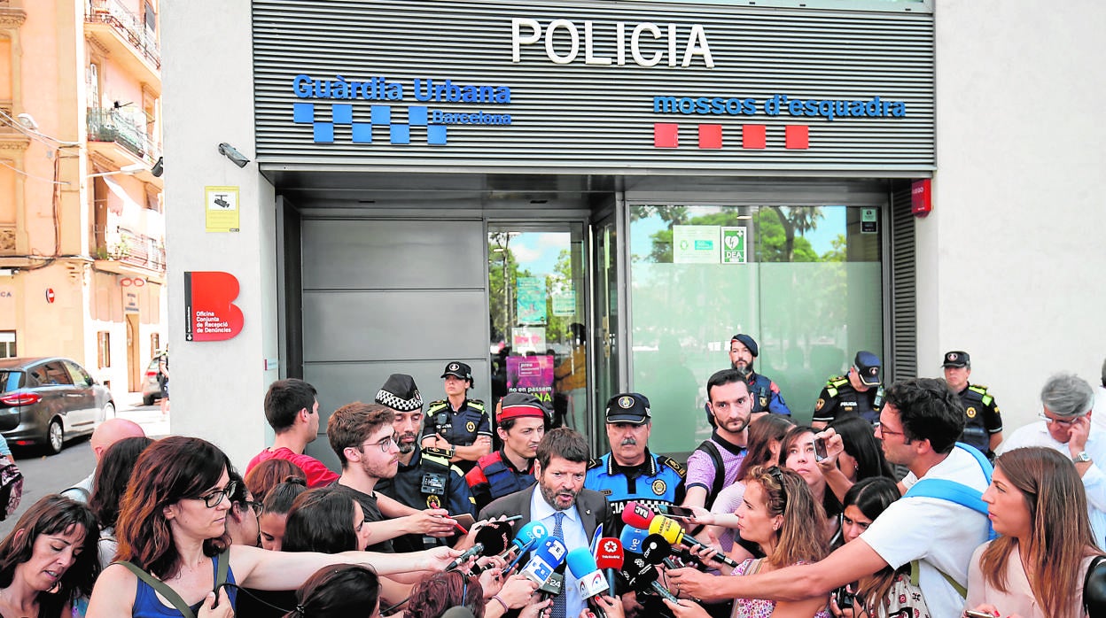 Albert Batlle, atendiendo a la prensa en Barcelona