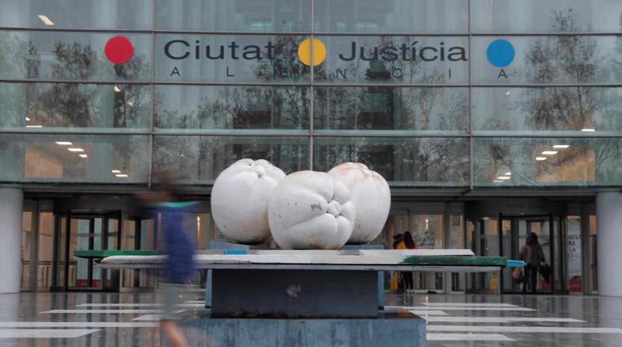 La escultura «falsa» de Rueda «Las tres gracias», en la entrada a la Ciudad de la Justicia de Valencia