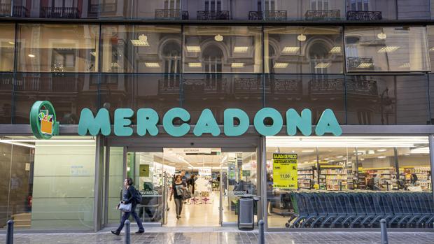 Sueldo neto de 1.500 euros al mes con 14 pagas: Mercadona busca cajeros, mozos de almacén y repartidores