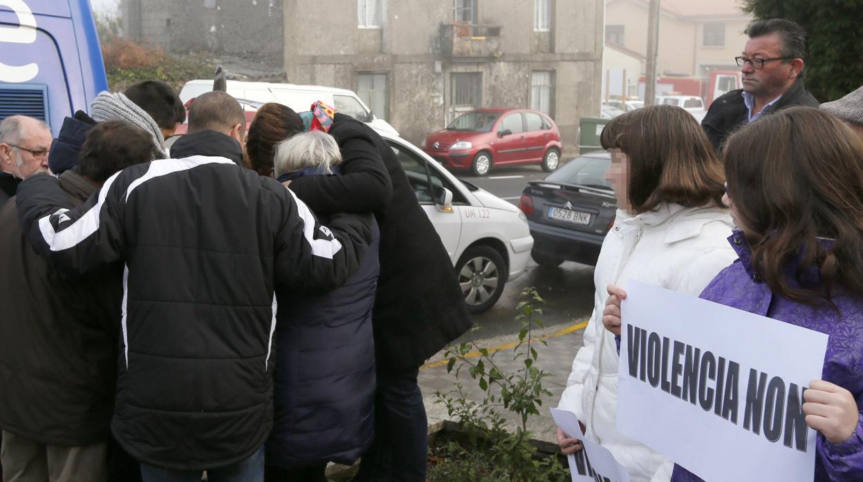 La familia de Ana Enjamio en una concentración de repulsa contra la violencia machista