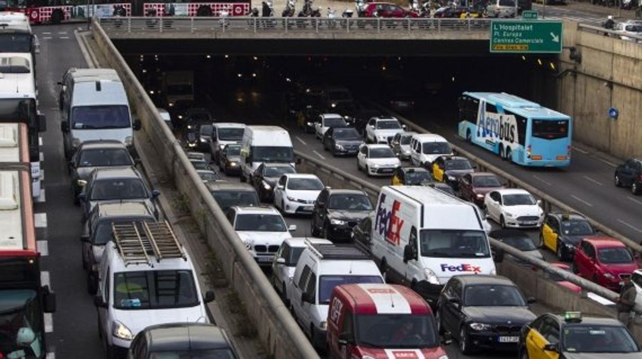 Atasco en una de las entradas de Barcelona