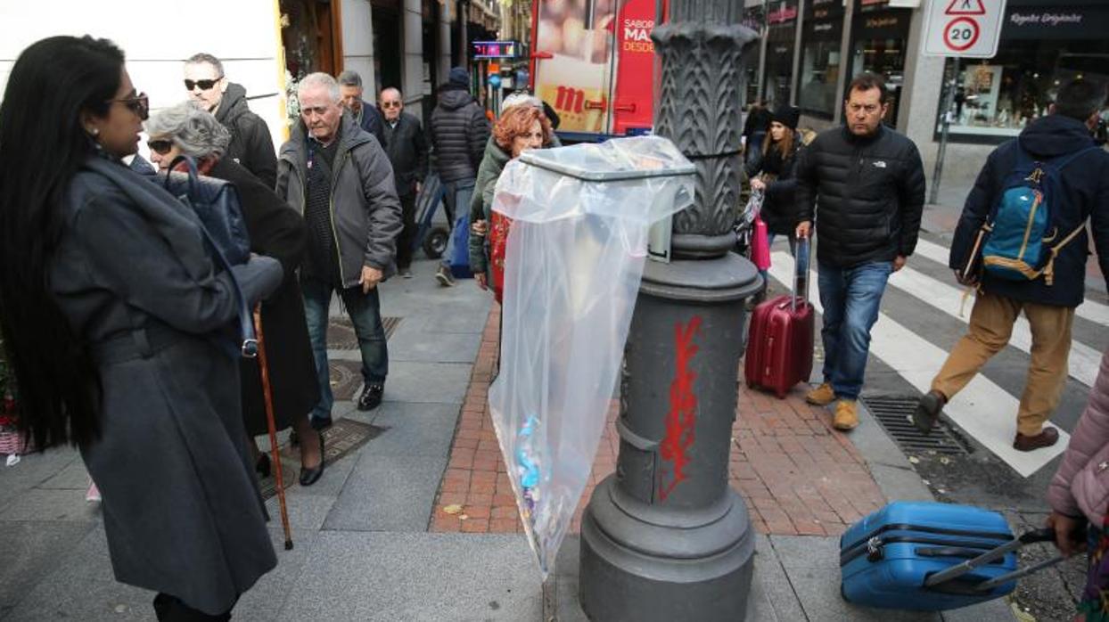 Una de las bolsas de 120 litros instaladas en las calles del centro