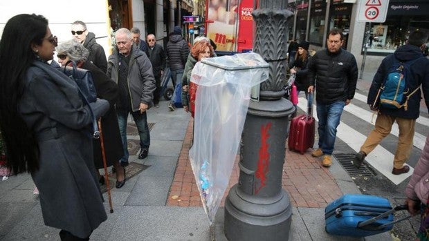 Papeleras de plástico en Navidad ante la masificación del centro de Madrid