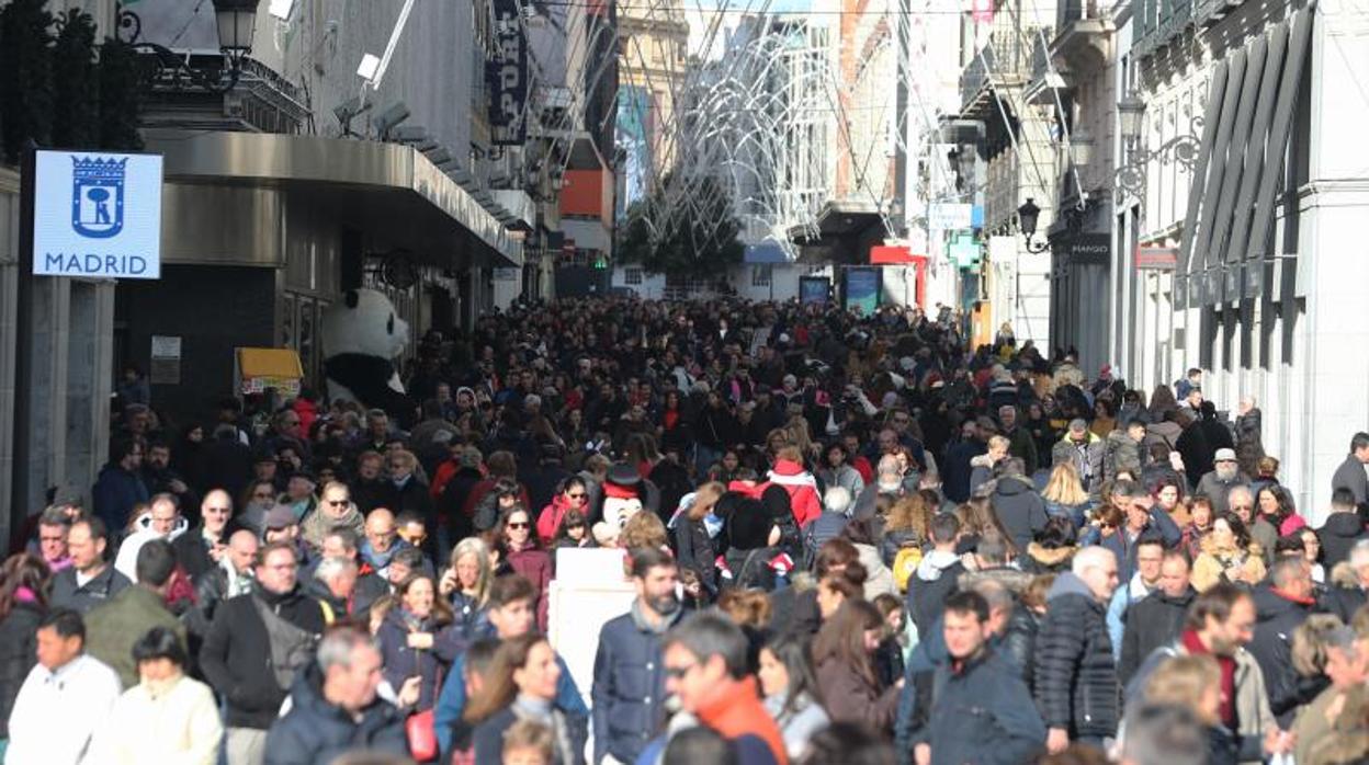 La calle de Preciados, repleta de visitantes durante el puente