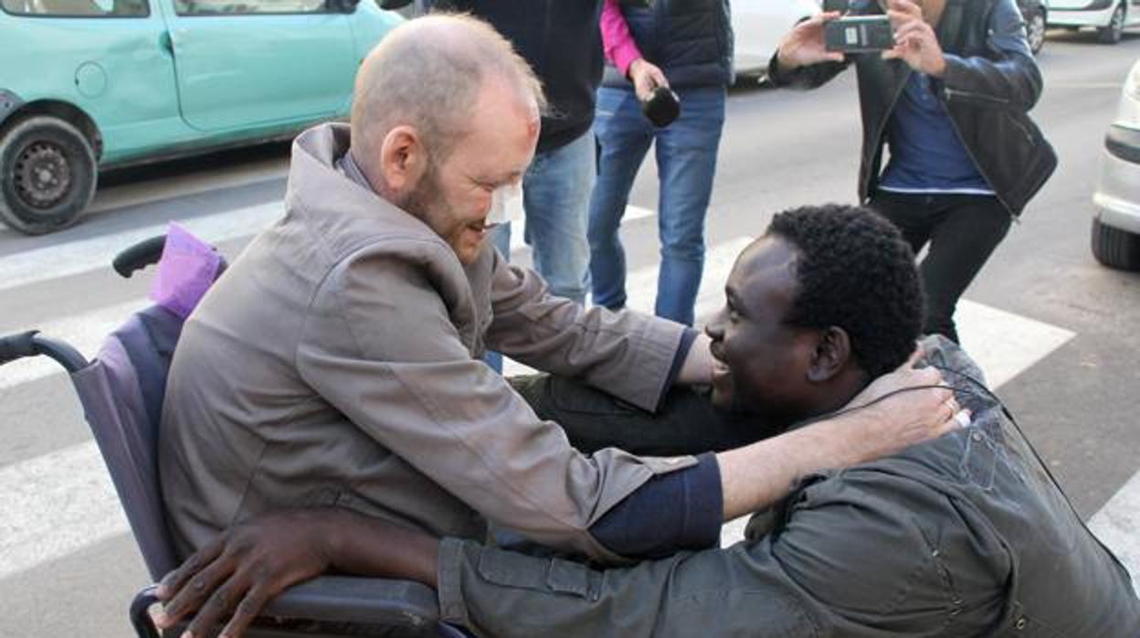 Álex y Gorgui abrazados en su reencuentro tras el rescate del incendio