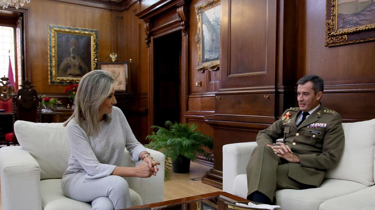 La alcaldesa, con el coronel de la Academia en su despacho del Ayuntamiento de Toledo