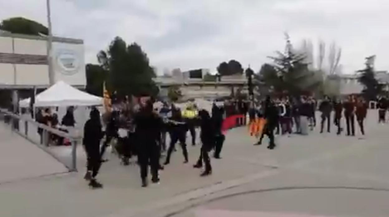 Momento del ataque radical a la carpa de «S'ha acabat»