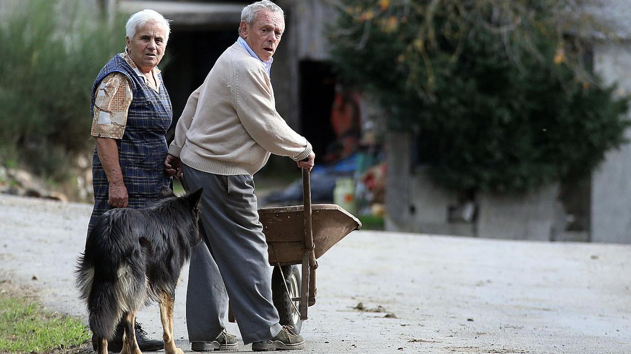 Dos ancianos en Dozón (Pontevedra) en una imagen de archivo