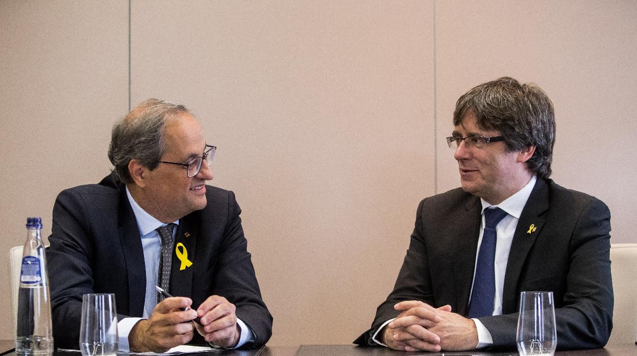 El presidente de la Generalitat, Quim Torra, junto a su predecesor, Carles Puigdemont, en Watterloo el pasado agosto