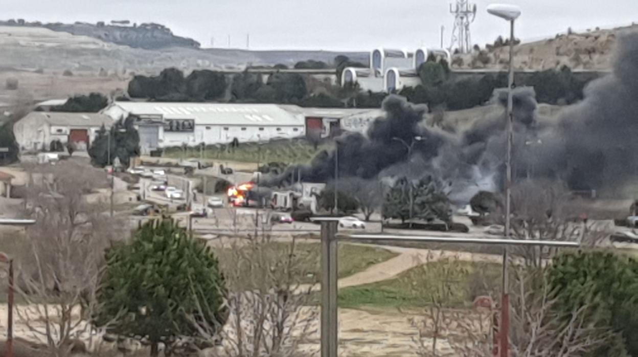 Arde un autobús urbano en la calle Padre José Acosta en Valladolid