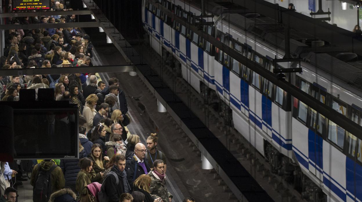 Largas colas en un andén de Metro debido a la huelga del pasado 3 de diciembre