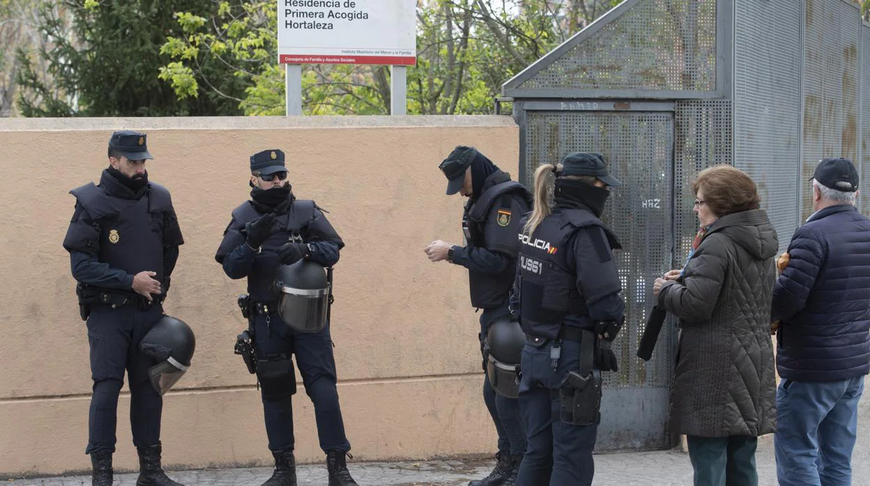 El hallazgo de una granada en el patio del centro provocó un despliegue policial sin precedentes