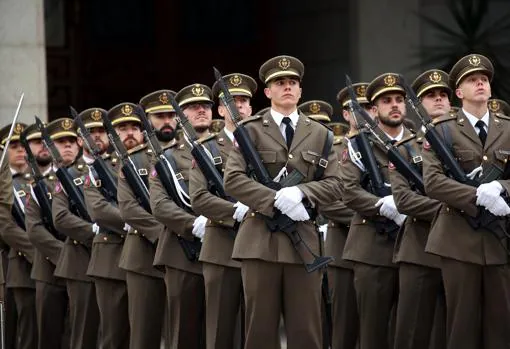 Armada toma el relevo del coronel Marcos como director de la Academia de Infantería