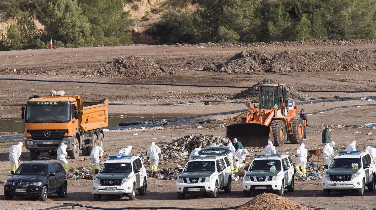 Imagen tomada este jueves de las tareas de búsqueda del cuerpo de Marta Calvo en el vertedero de Dos Aguas (Valencia)