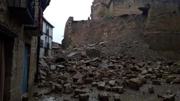 Un coche sepultado y varias casas afectadas por un derrumbe en Malpica de Arba (Zaragoza)