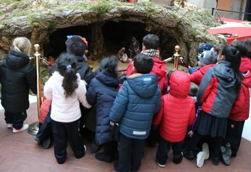 Un grupo de niños contemplan la enorme cueva que alberga el Misterio