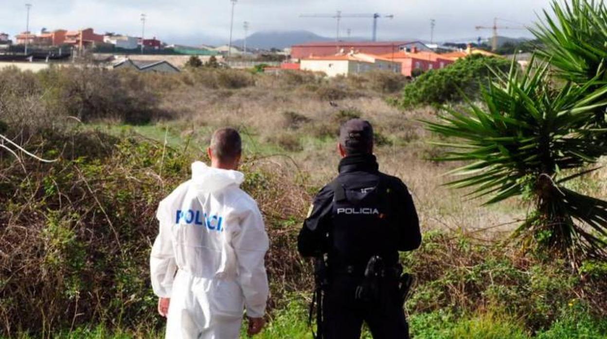 Agentes de la Policía en el descampado de La Laguna donde han hallado un cadáver esta mañana