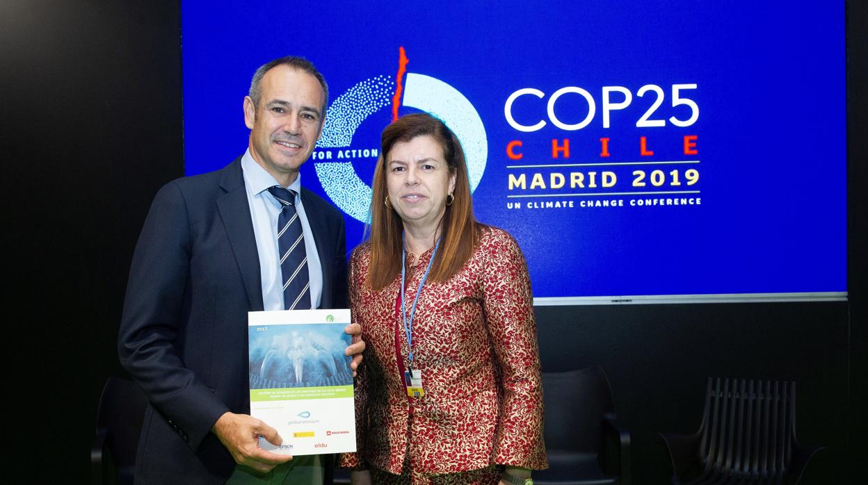 Imagen de la directora de la Fundación Empresa y Clima, Elvira Carles, y el consejero delegado de Global Omnium, Dionisio García Comín
