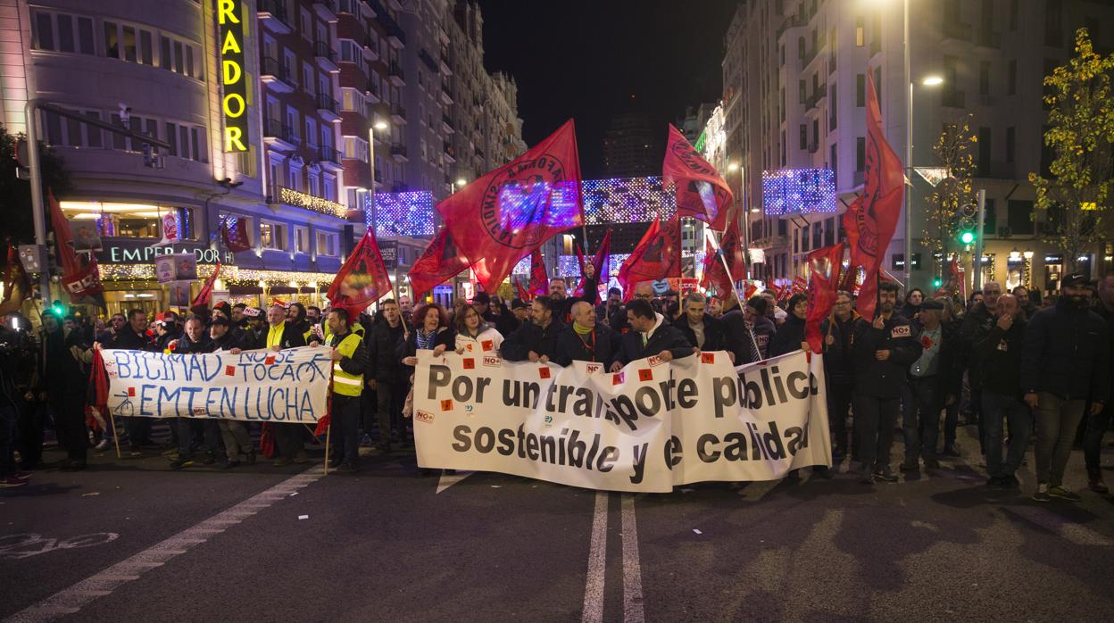 Los trabajadores de la EMT durante la manifestación de ayer, a su paso por la Gran Vía