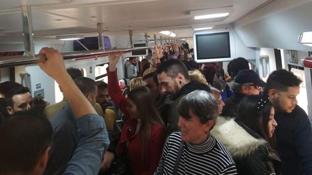 La cancelación de un Cercanías impide llegar a algunos manifestantes a una protesta contra los retrasos en Renfe