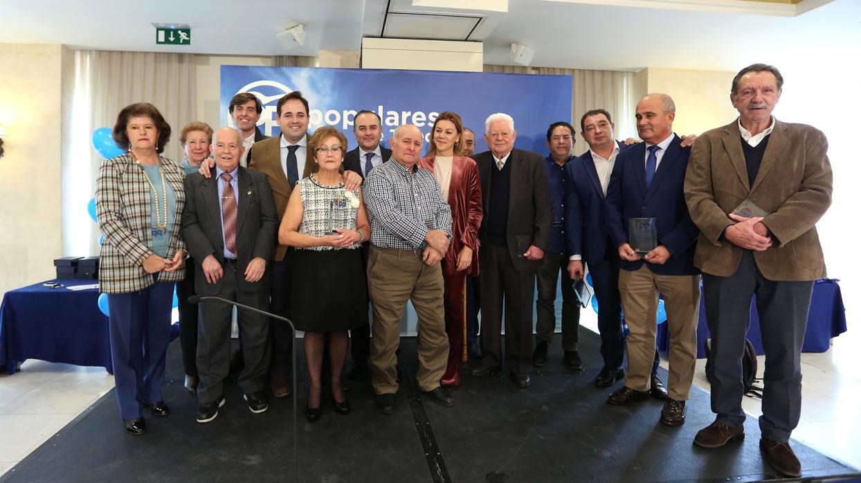 Alcaldes, exalcaldes y miembros del partido homenajeados en la comida de Navidad