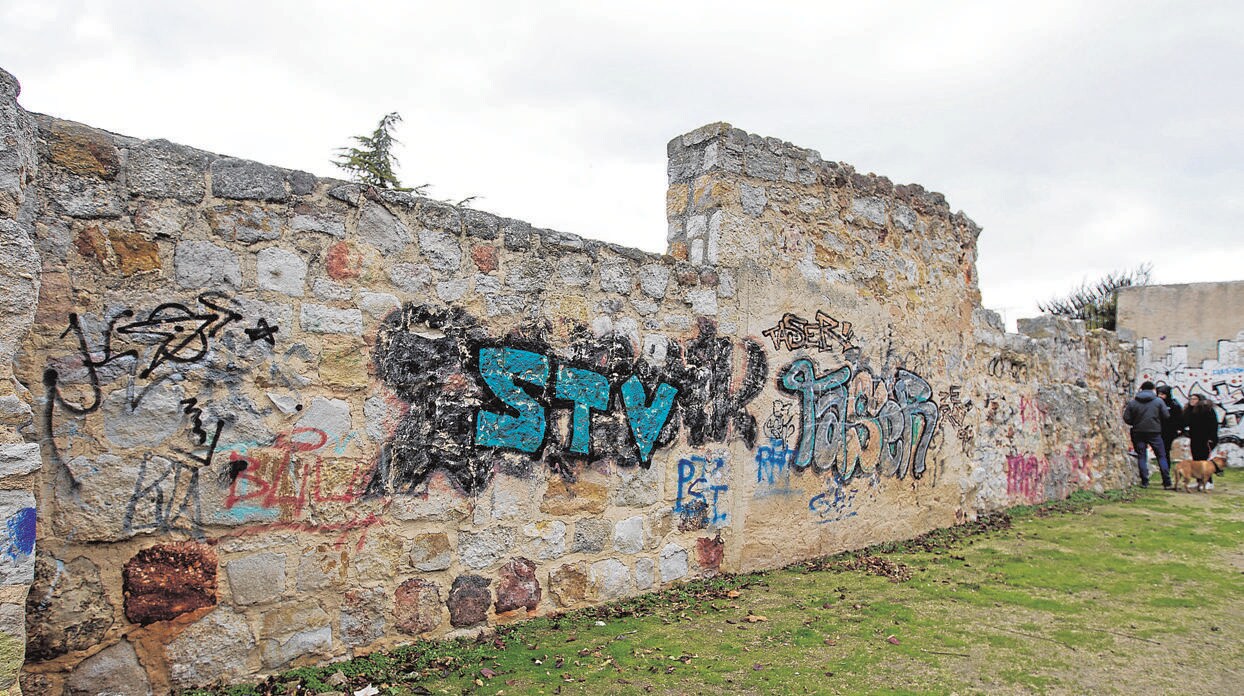 Las pintadas llevan más de un año en la muralla medieval de Zamora. Según el Consistorio, es el Estado el encargado de retirarla