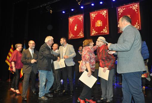 Los protagonistas de la velada han recibido un pergamino y una insignia conmemoativos