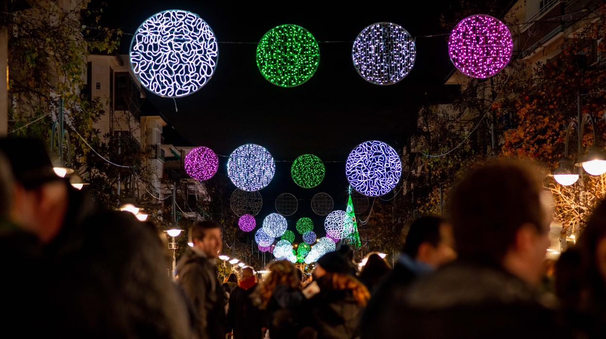 Decenas de personas observan las luces de Navidad en Majadahonda