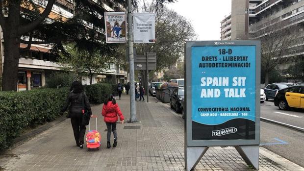 El gobierno de Colau acusa a Tsunami de vandalizar para colocar su propaganda