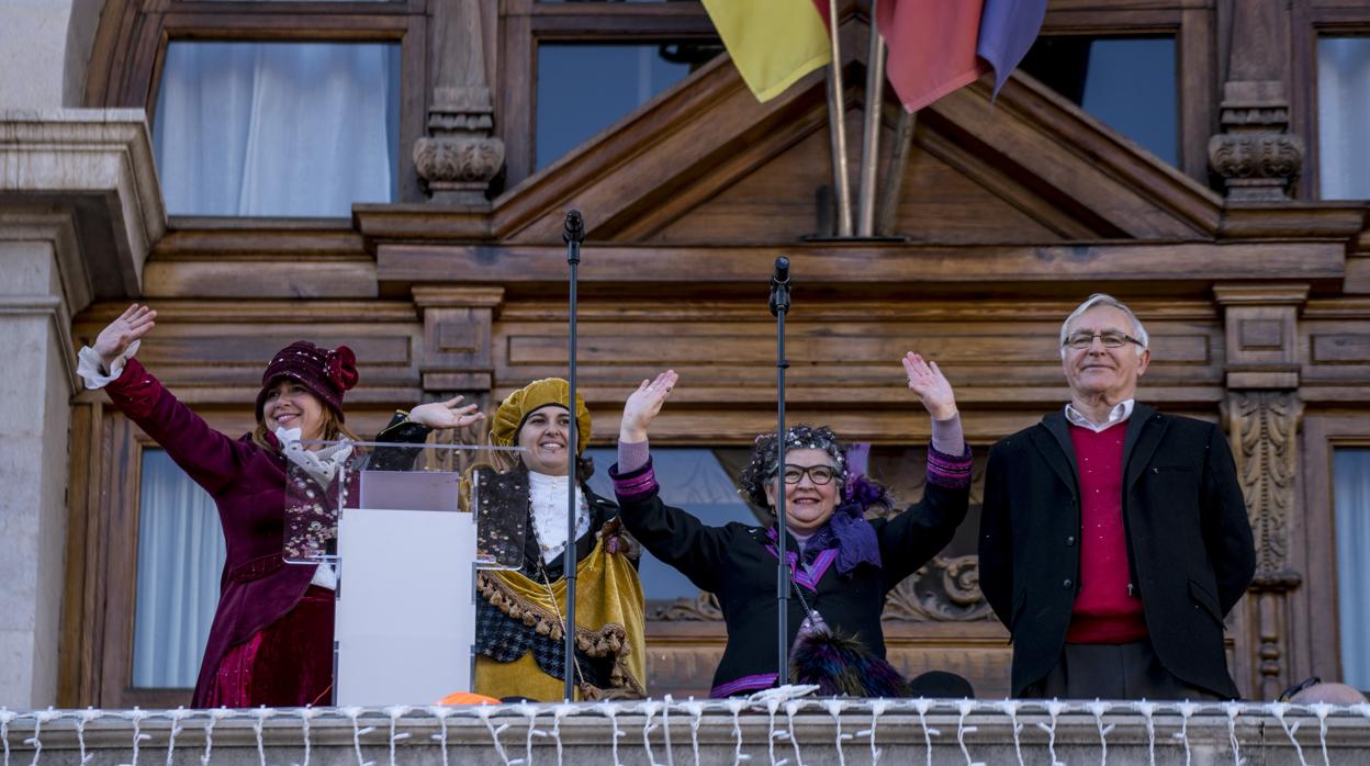 Imagen de archivo de las «Magas de Enero» en el balcón del Ayuntamiento de Valencia