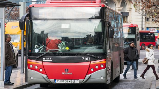 Un herido en el choque de un autobús de la EMT contra una marquesina en Valencia