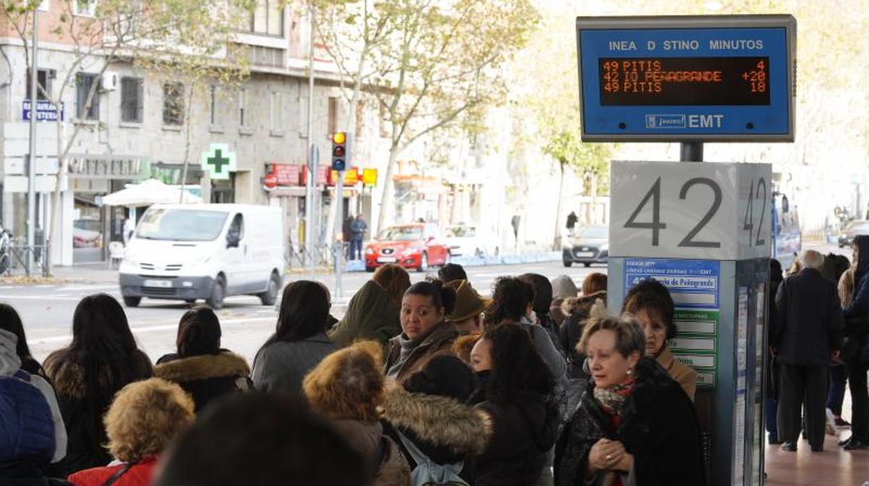 Largas colas de espera durante la última jornada de huelga de la EMT en el intercambiador de plaza de Castilla