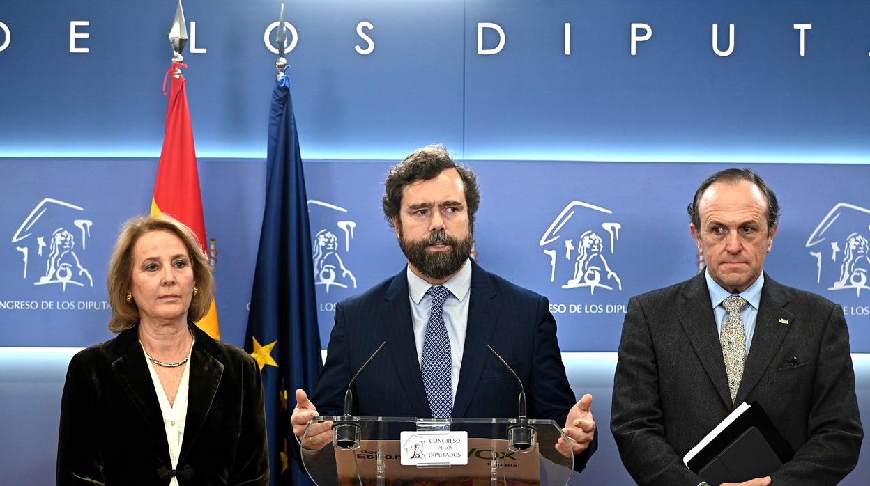 Lourdes Mendez, diputada por Murcia, Iván Espinosa de los Monteros, portavoz de Vox en el Congreso de los Diputados, y Luis Gestoso, diputado por Murcia