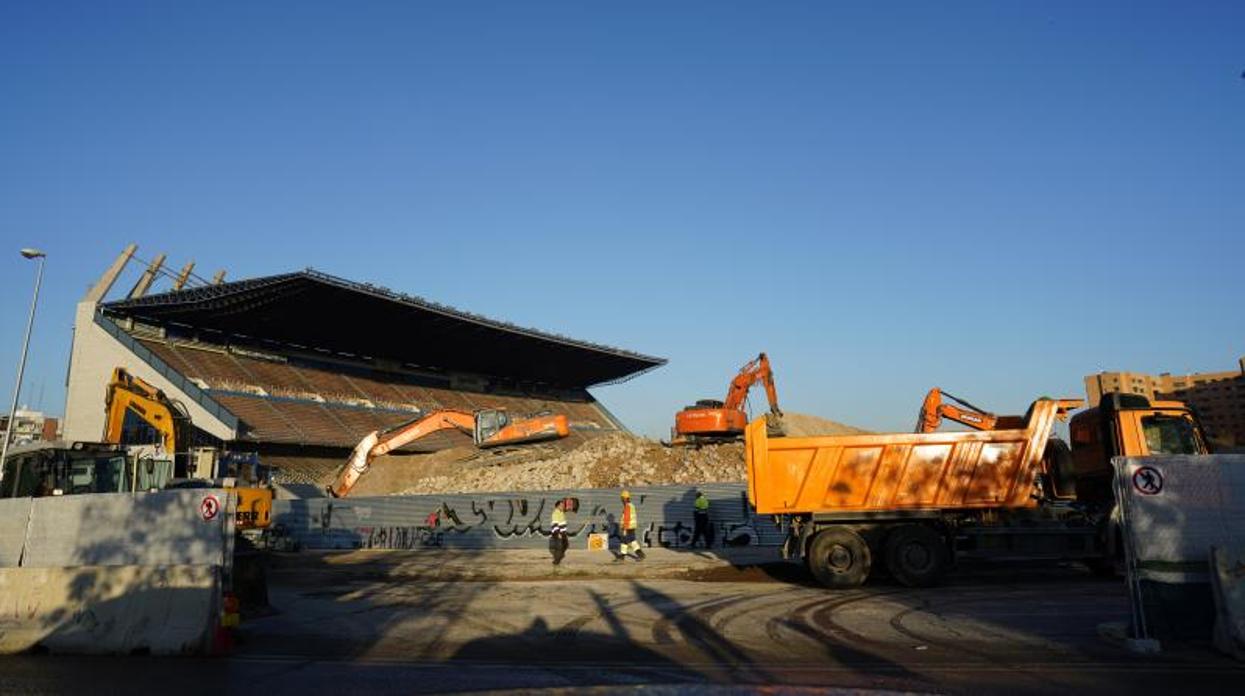 La grada del estadio Vicente Calderón, en proceso de derribo