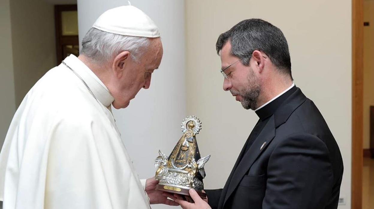 El Papa Francisco recibe una imagen de la Virgen de los Llanos como regalo de cumpleaños