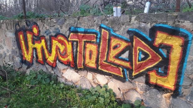 Aparece una pintada en las inmediaciones del puente de la Cava de Toledo