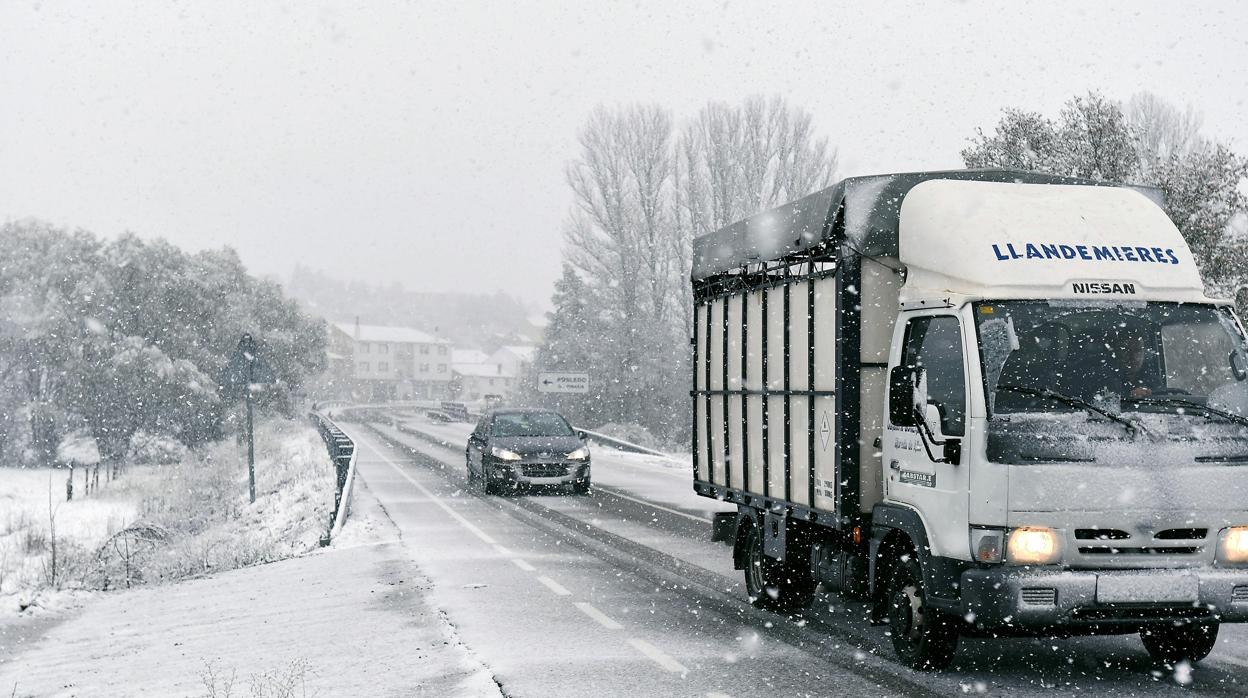 Imagen de archivo de nieve en las carreteras leonesas