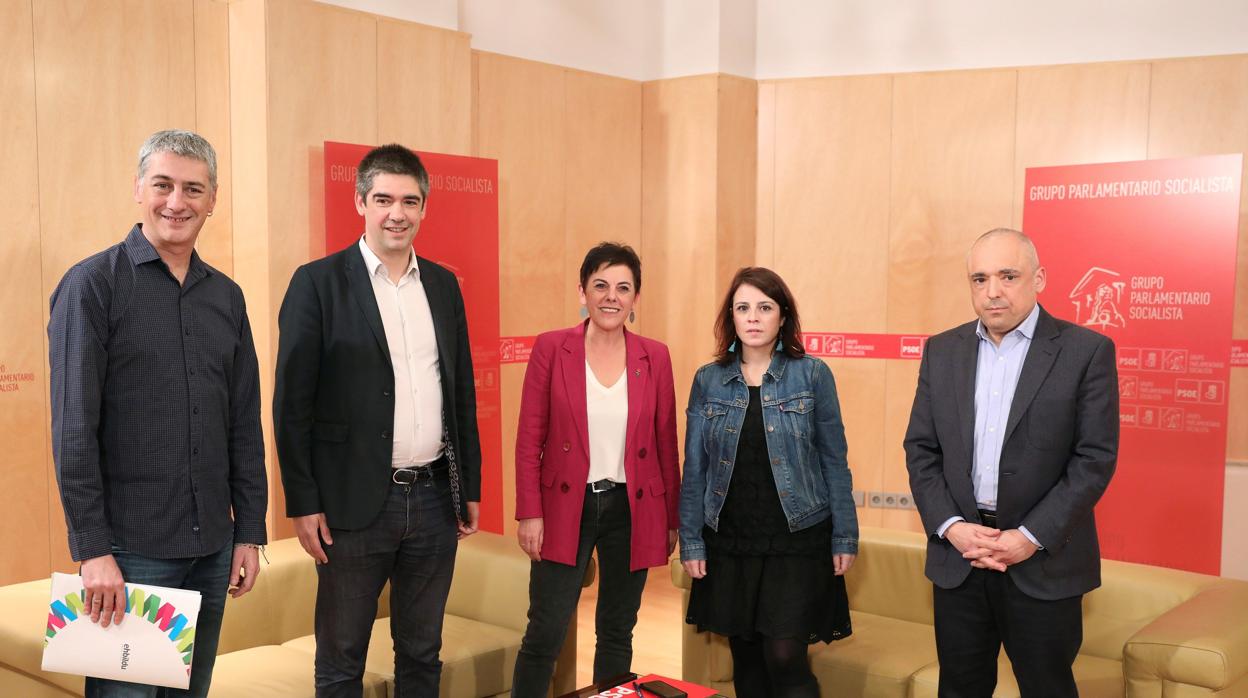 Fotografía facilitada por EH Bildu de la reunión de la formación con el PSOE