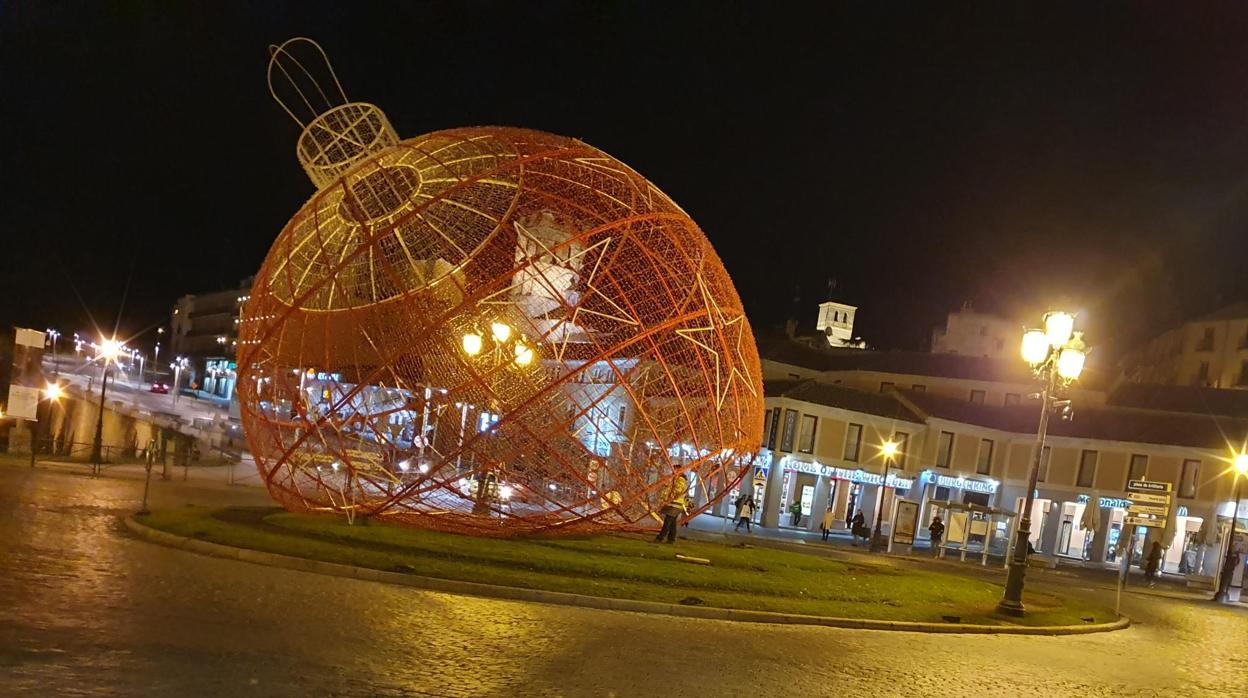 El viento ha volcado la bola de Navidad colocada en la Plaza Orienta