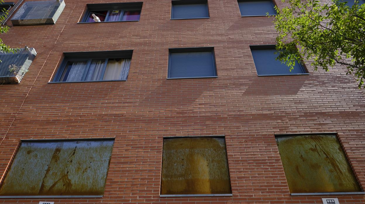 Vista exterior de un edificio okupado en la calle Embalse del Vellon 16