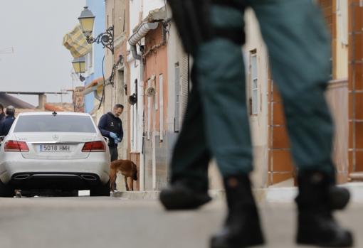 Imagen de la Guardia Civil este martes en la vivienda de Manuel (Valencia)