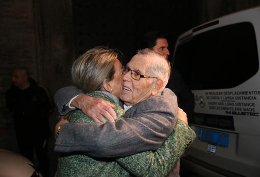 La alcaldesa de Toledo abrazándose con un residente