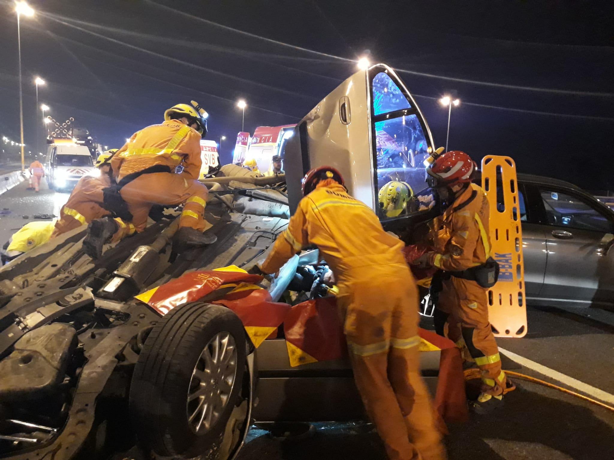 Rescatan a un herido colgado boca abajo en su coche tras un accidente múltiple en la A-3