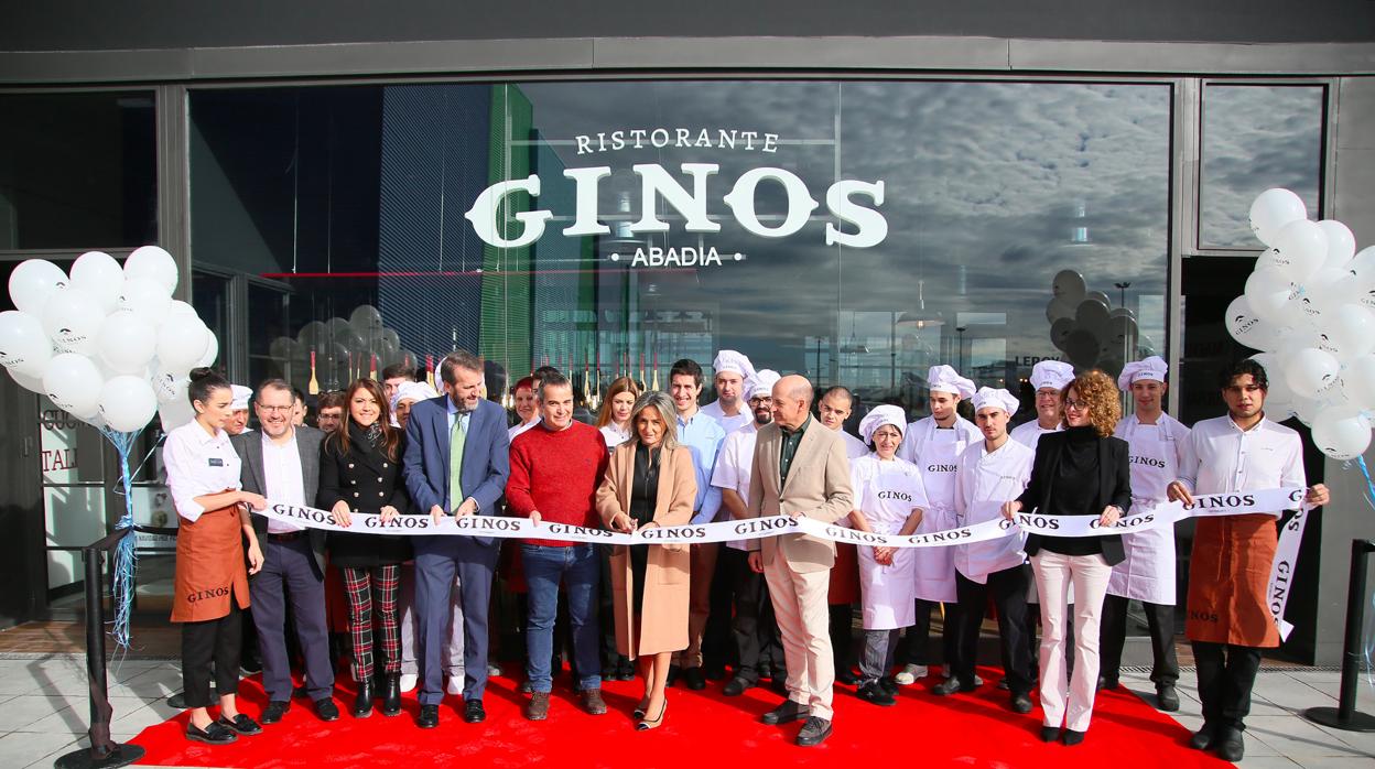 La alcadesa, en la inauguración del restaurante Ginos de «Abadía»