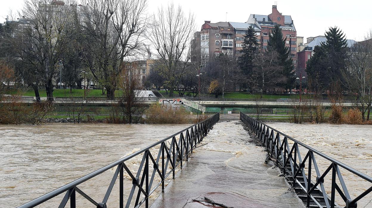 La crecida del Bernesga en la capital obligó a cortar el Paseo Salamanca y las pasarelas