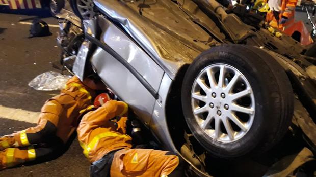 Rescatan a un herido colgado boca abajo en su coche tras un accidente múltiple en la A-3