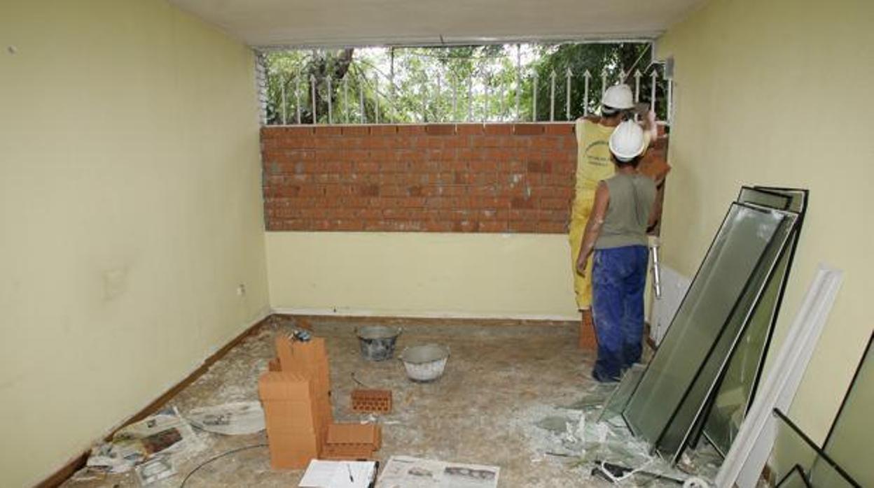 Albañiles trabajando en la reforma de un inmueble