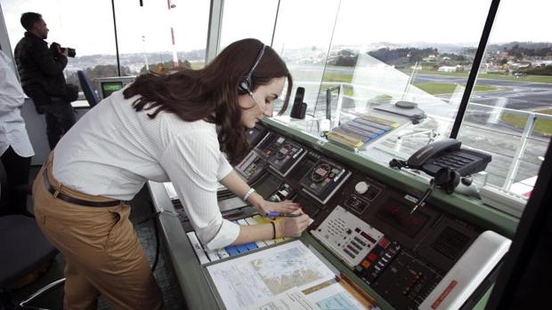 Una pasajera intenta volver al avión por un descuido y paraliza el aeropuerto de La Coruña