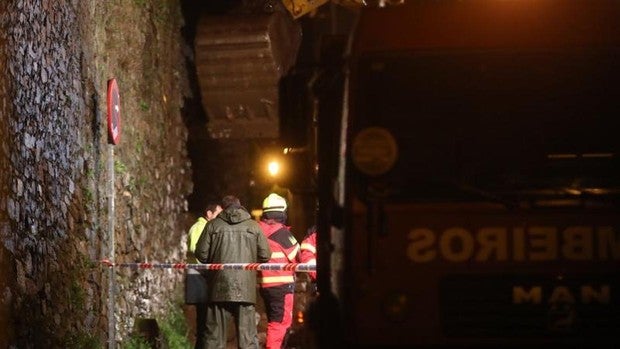 Muere un hombre en Santiago aplastado por un muro por las fuertes lluvias del temporal Elsa